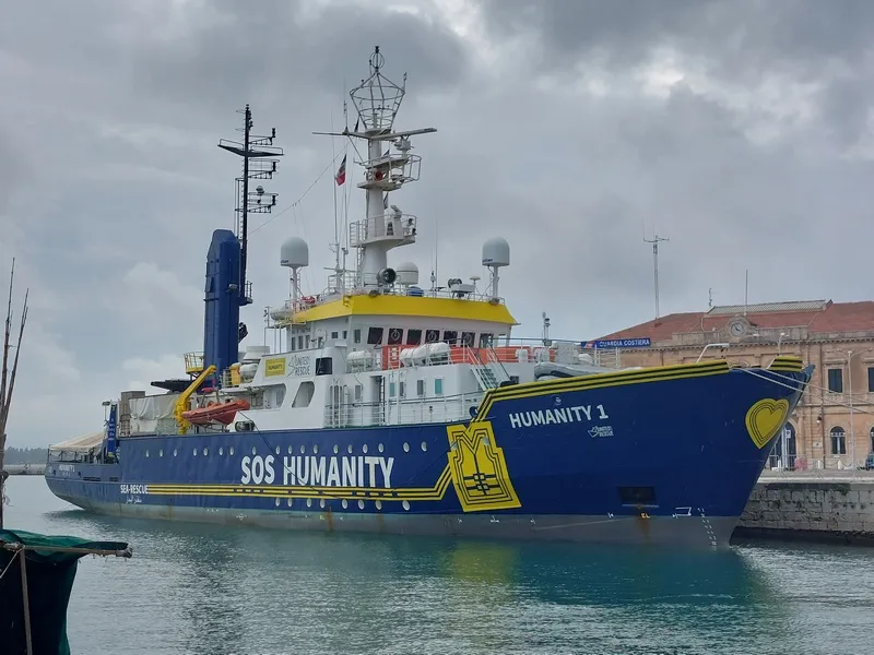 Arriva in poto la Humanity1, a bordo anche due neonati