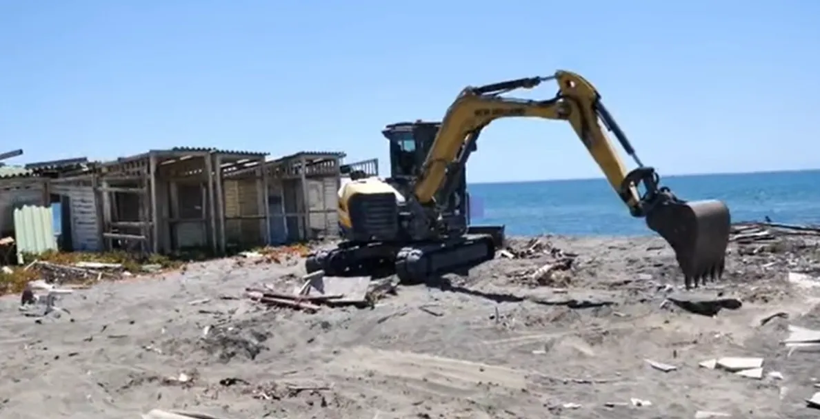 Iniziata la bonifica de La Casetta: lo stabilimento di Ostia devastato dai vandali (VIDEO)