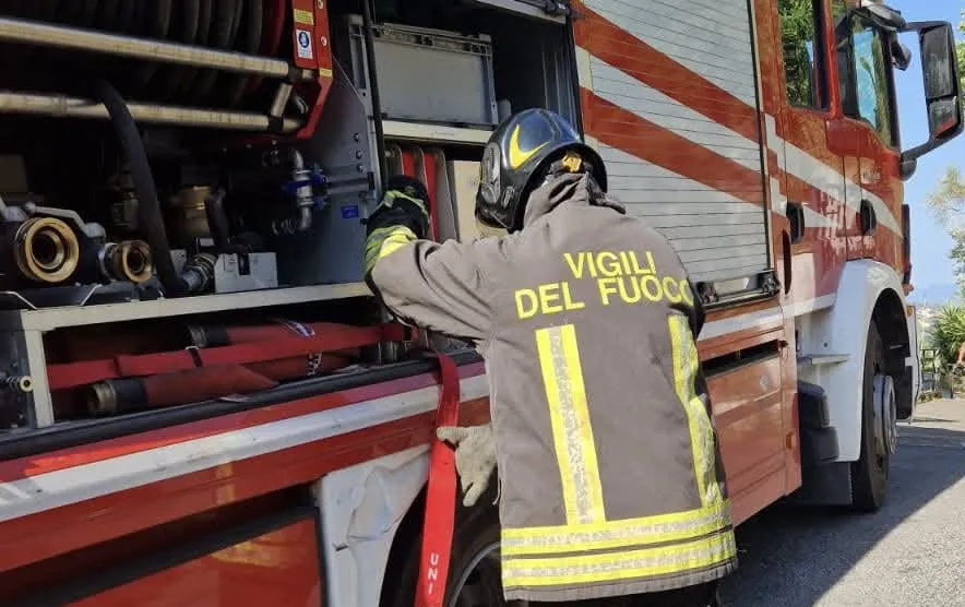 Incendio al Salario Sport Village, fiamme in una palazzina in disuso