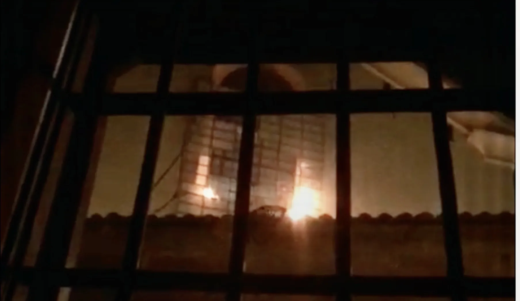 Incendio al carcere di Regina Coeli: inagibile un intero piano. Sette agenti intossicati
