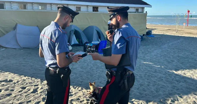 (FOTO) Controlli nei lidi dei senza dimora: carabinieri sventano furto di rame in uno stabilimento abbandonato