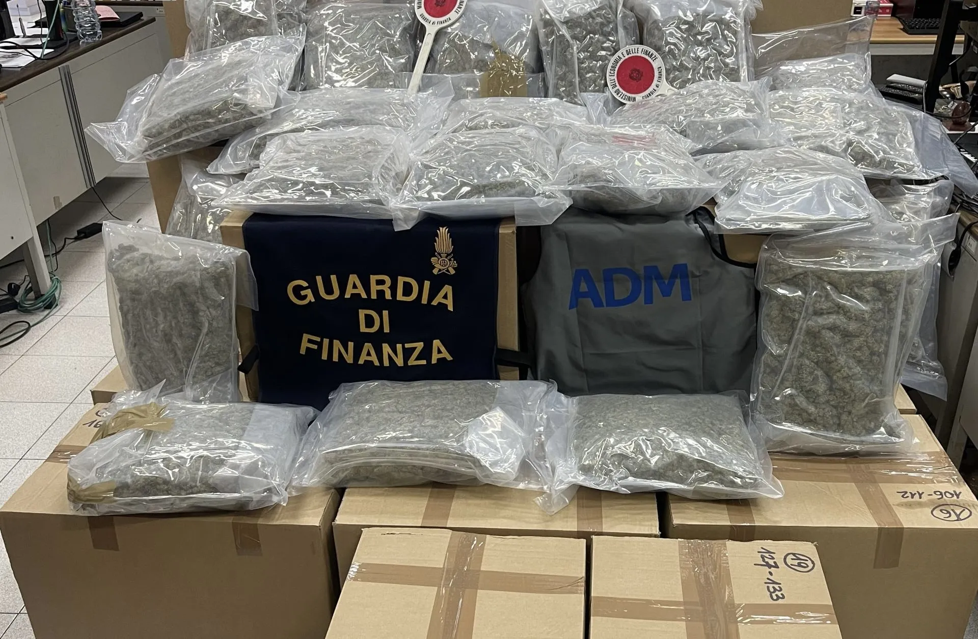 Maxi sequestro al porto: scoperto tir carico di marijuana diretto a Roma