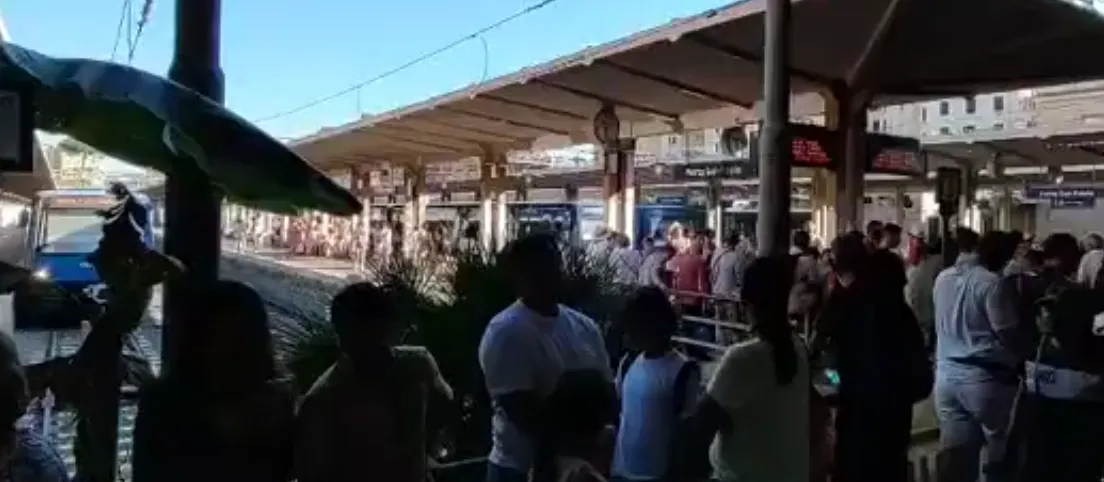 Domenica infernale lungo la Metromare: servizio interrotto, pendolari bloccati e inferociti (VIDEO)