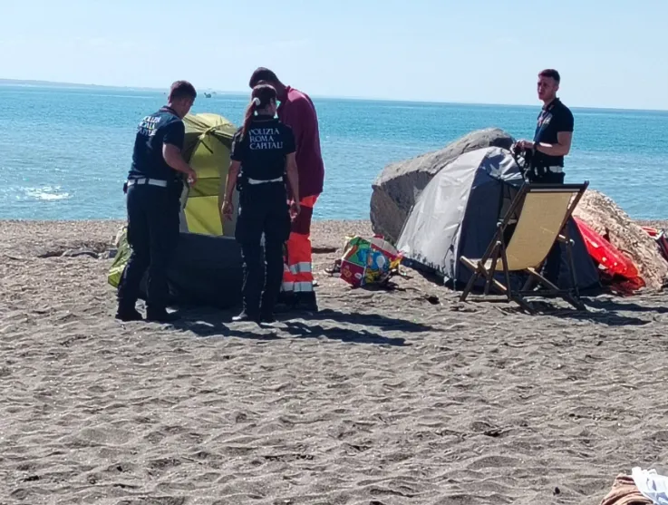 Blitz della Polizia locale, rimosse decine di tende abusive sulle spiagge di Ostia: ripristinato il decoro