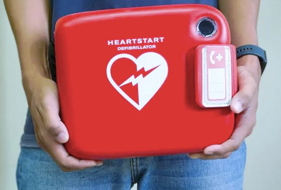 Più defibrillatori nei locali e corsi gratuiti per imparare a usarli: parte il progetto "Roma DEFIBRILLA"