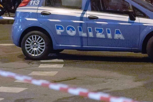 Tragedia a Marconi, donna precipita da un palazzo e muore: poche ore prima avrebbe chiesto aiuto sui social