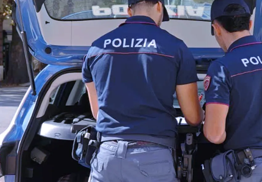 Fuga tra le vie di Ostia: pusher bloccati con mezzo chilo di droga e migliaia di euro