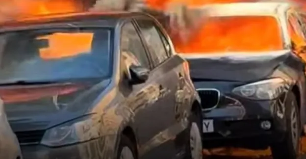 Alta tensione in pieno centro a Roma, esplode un’auto elettrica: evacuato un chiosco bar (VIDEO)