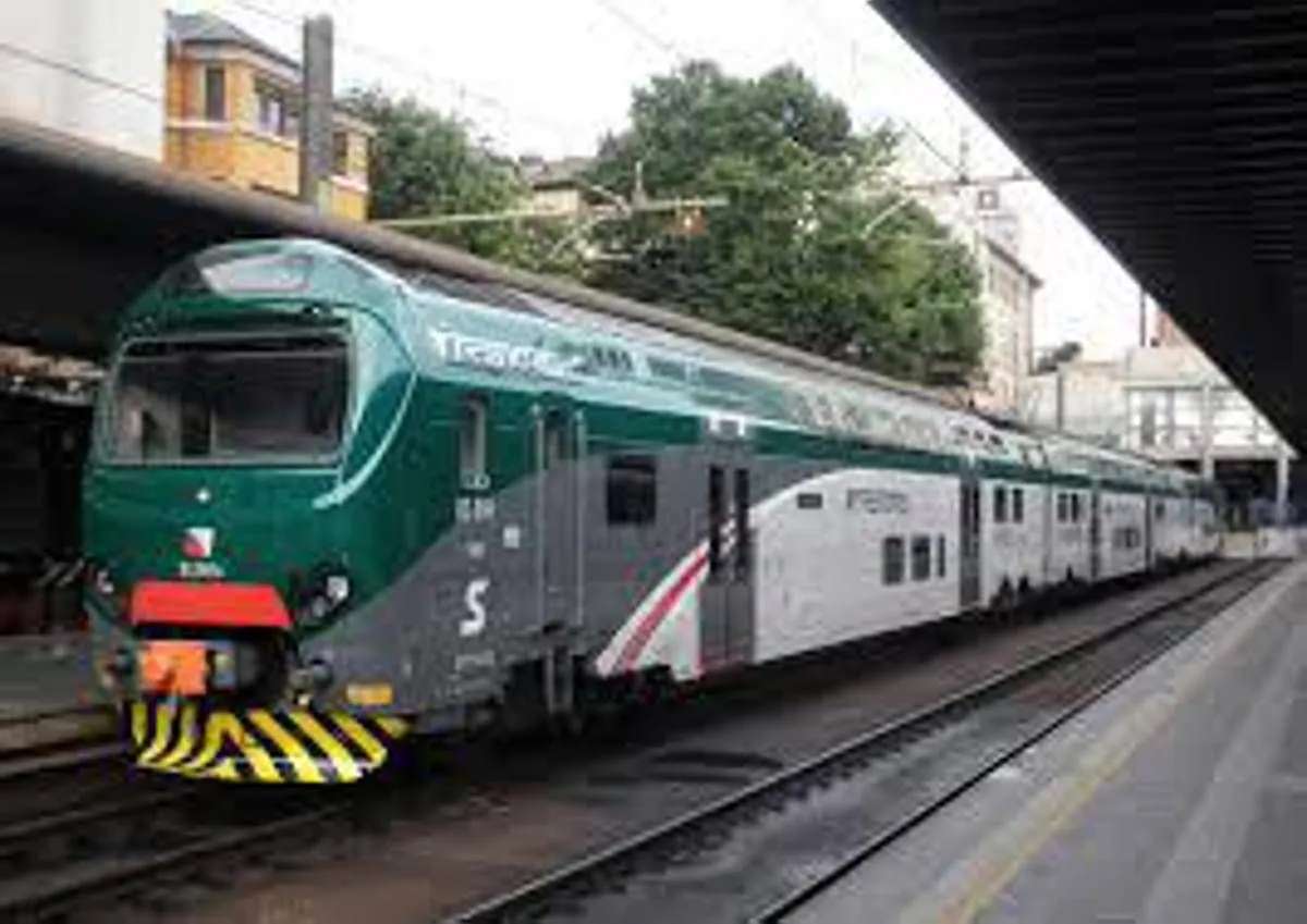 Incendio vicino ai binari, circolazione ferroviaria paralizzata sulla Roma-Napoli