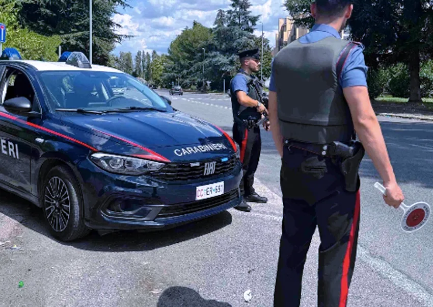 Tragedia sfiorata a Roma nord: pusher non si fermano all'alt e l'auto si schianta sul marciapiede