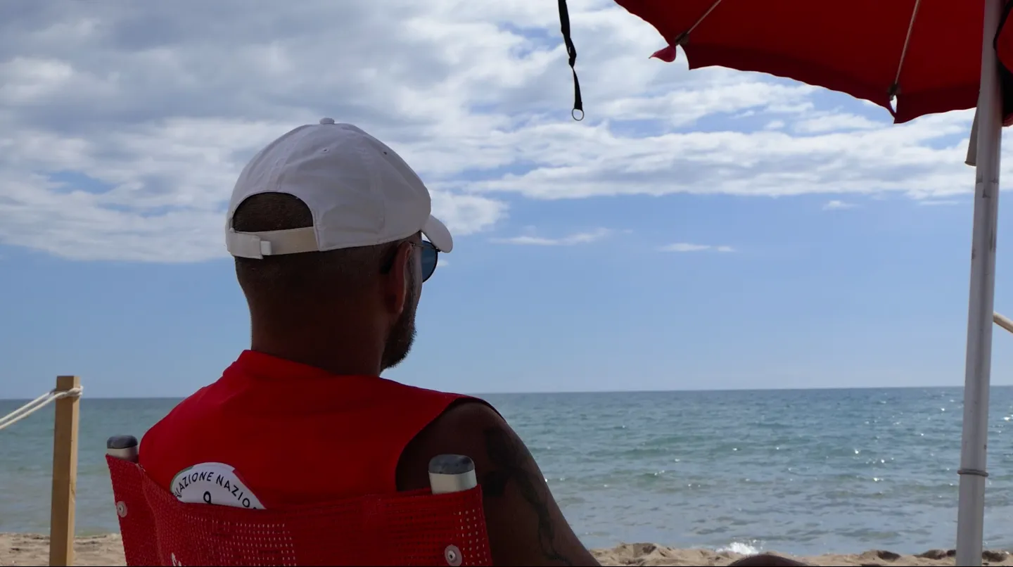 Rischia di annegare nella spiaggia libera a Ostia: salvato dai bagnini del vicino stabilimento