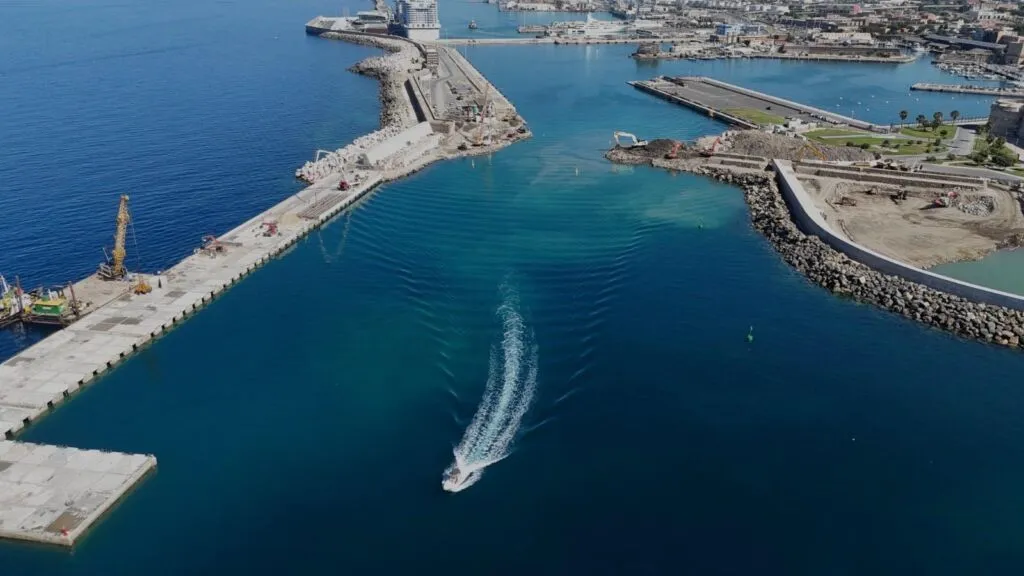 Da oggi attiva l’apertura a Sud, i pescherecci tornano alla Darsena Romana