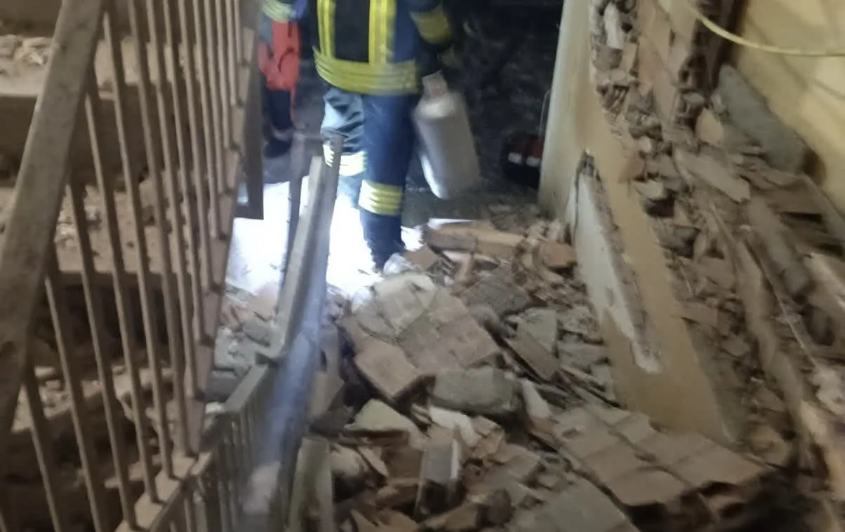Bomba carta a Ostia, paura e danni: portone devastato e due feriti (VIDEO)
