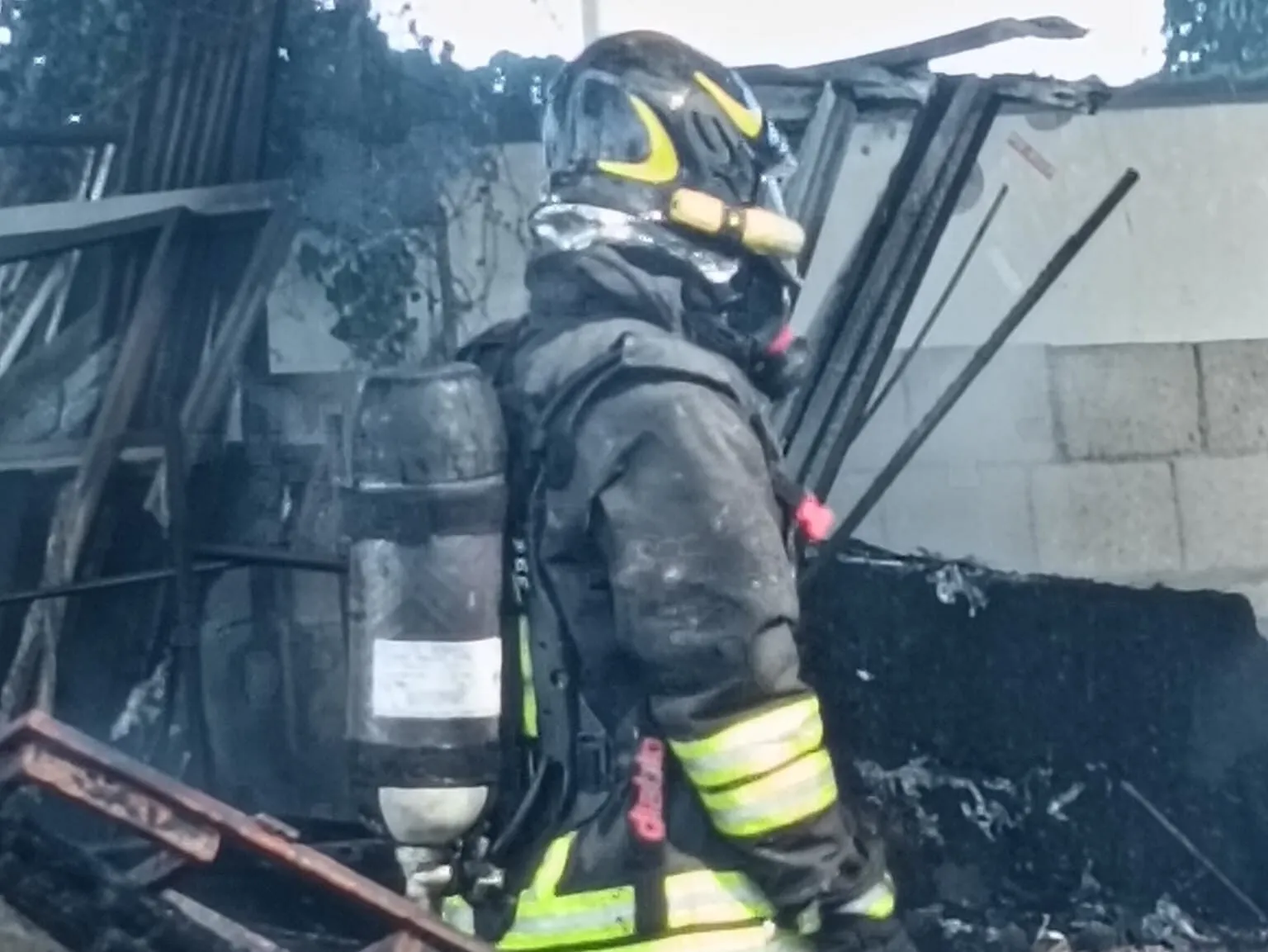Capannone in fiamme a Cerveteri, Vigili del Fuoco in azione - TRC Giornale