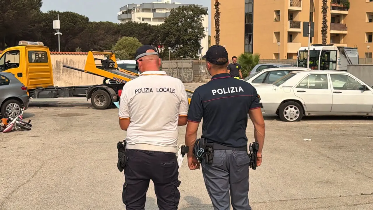 Auto abbandonate ad Anzio, oltre 20 rimosse in un solo intervento