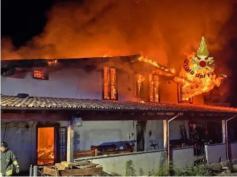 Paura nella notte a Frascati: villino distrutto da un devastante incendio durato ore