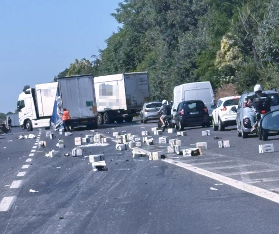 Incubo sulla Pontina: camion perde un enorme carico e rischia di provocare incidenti a raffica (FOTO)