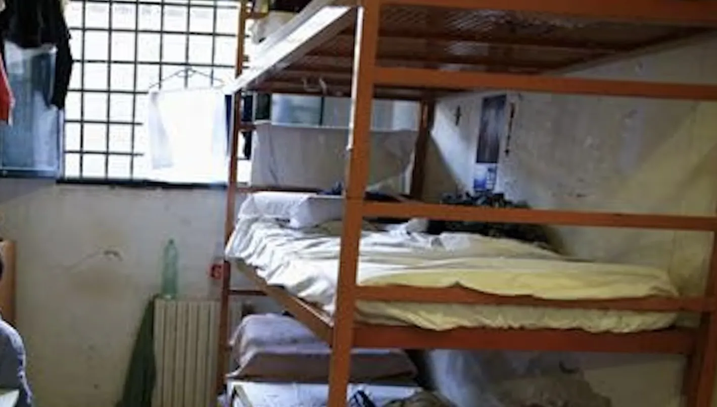 Madre si incatena davanti al Tribunale di sorveglianza di Roma: «Mio figlio detenuto non si nutre da giorni»