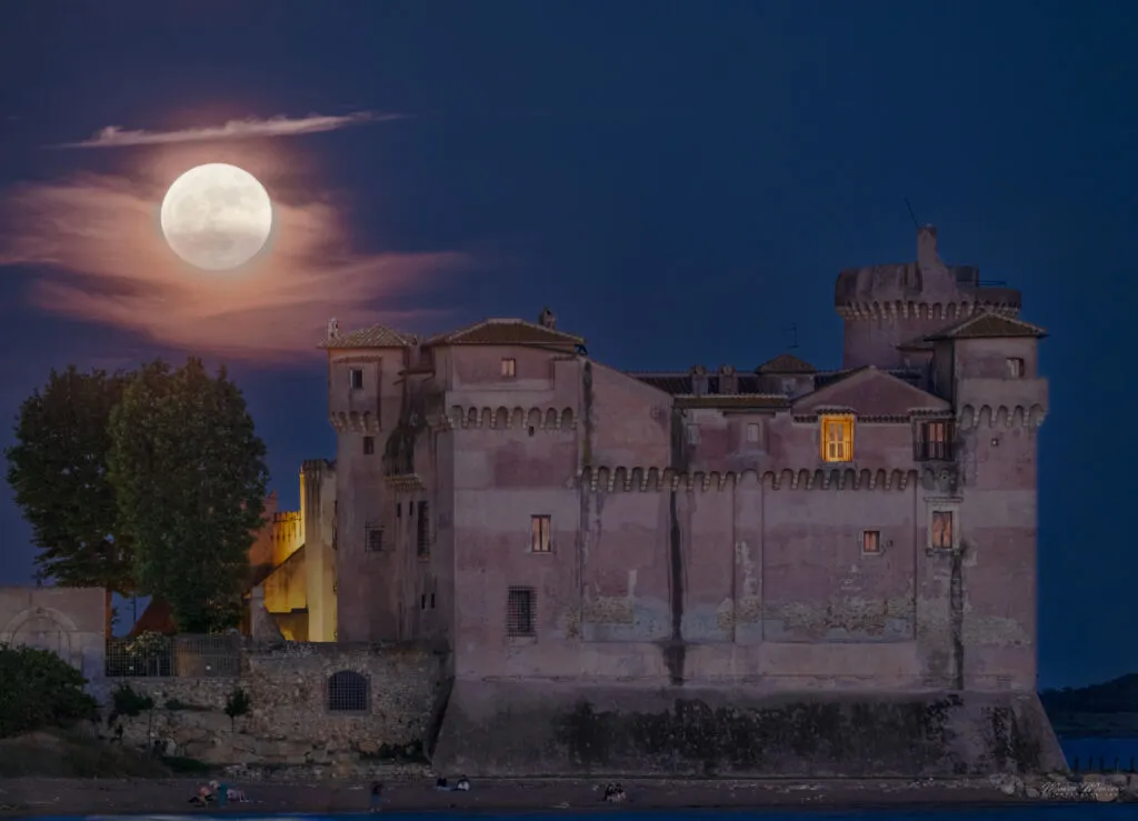 Spunta la Luna blu dal Castello di Santa Severa