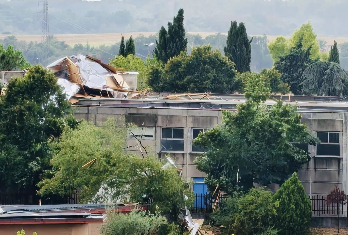 Poca pioggia ma vento furioso su Roma e Tivoli: alberi caduti, strade bloccate e paura sulla A24