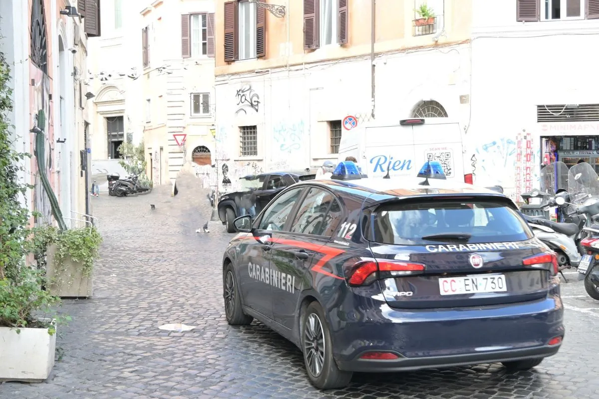 Ragazzo sequestrato, torturato e rapinato in un B&B di Roma: misure cautelari per tre giovani