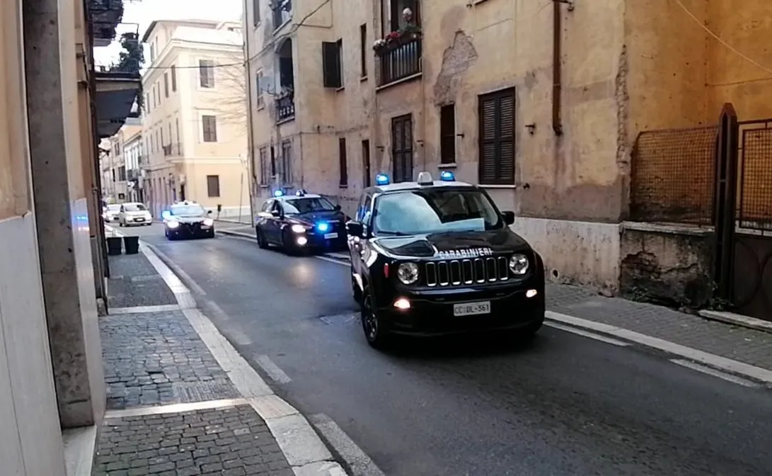 Rubano una moto a Velletri e la imballano insieme a pezzi di ricambio e pc destinati al Nord Africa