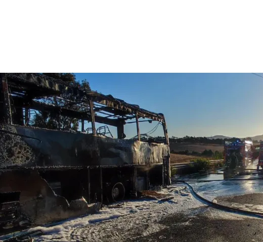 Autobus in fiamme nei pressi di Civitavecchia, il conducente riesce ad abbandonarlo appena in tempo