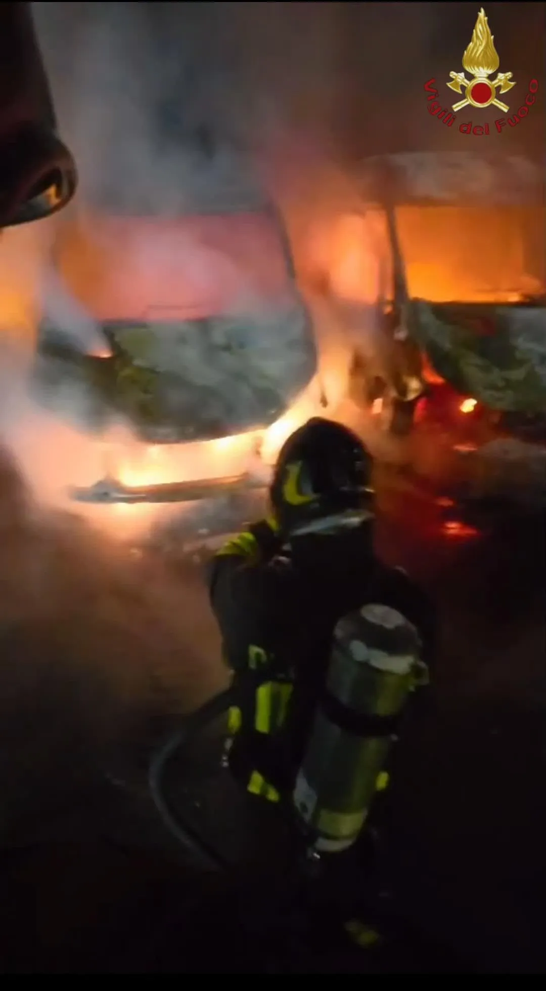 Fiumicino, incendio nella notte: in fiamme otto furgoni SDA