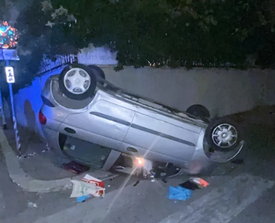 Grave incidente all'Appio Latino: auto si ribalta e la conducente finisce in ospedale, si cercano testimoni