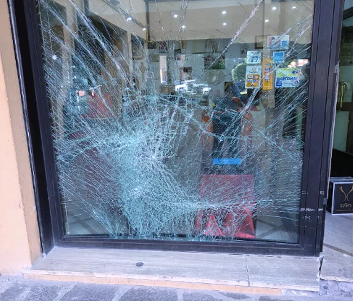 Colli Aniene sotto assalto: escalation di spaccate e raid incendiari contro ristoranti e negozi del quartiere