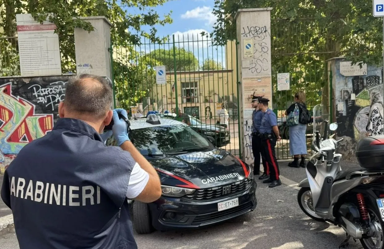 Prof accoltellata a Roma, il 13enne filmava l’aggressione. I compagni: «Ci aveva detto che voleva colpirla»