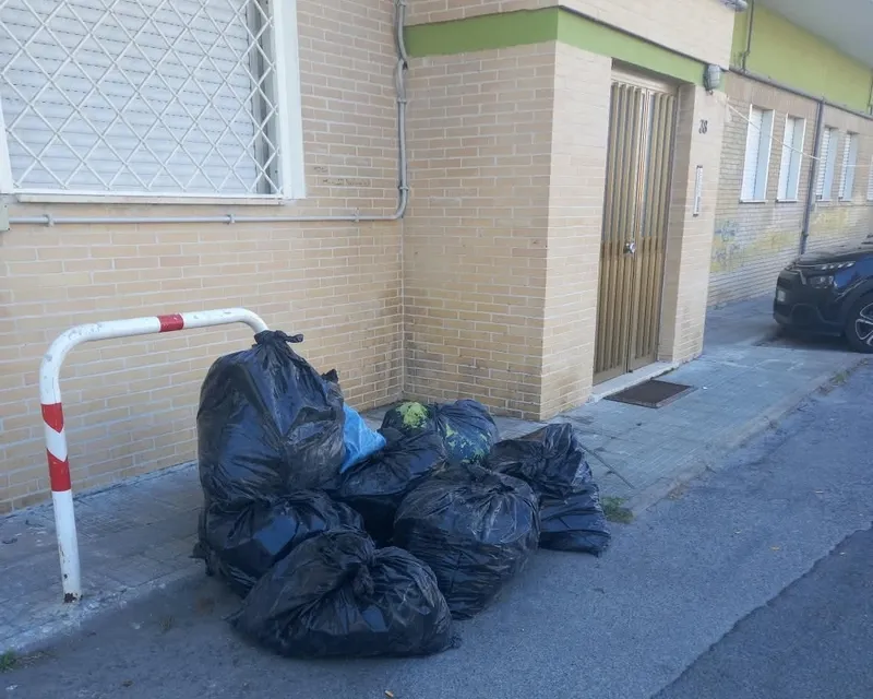 Rifiuti a Campo dell’Oro: ritrovati 30 sacchi neri con materiale edile, indagini in corso - TRC Giornale
