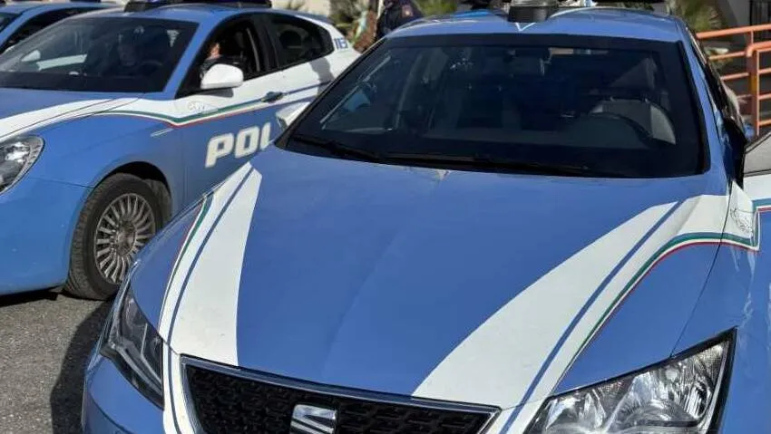 Insultato perché vestito da donna stacca a morsi l'orecchio di un cliente del bar - IlFaroOnline