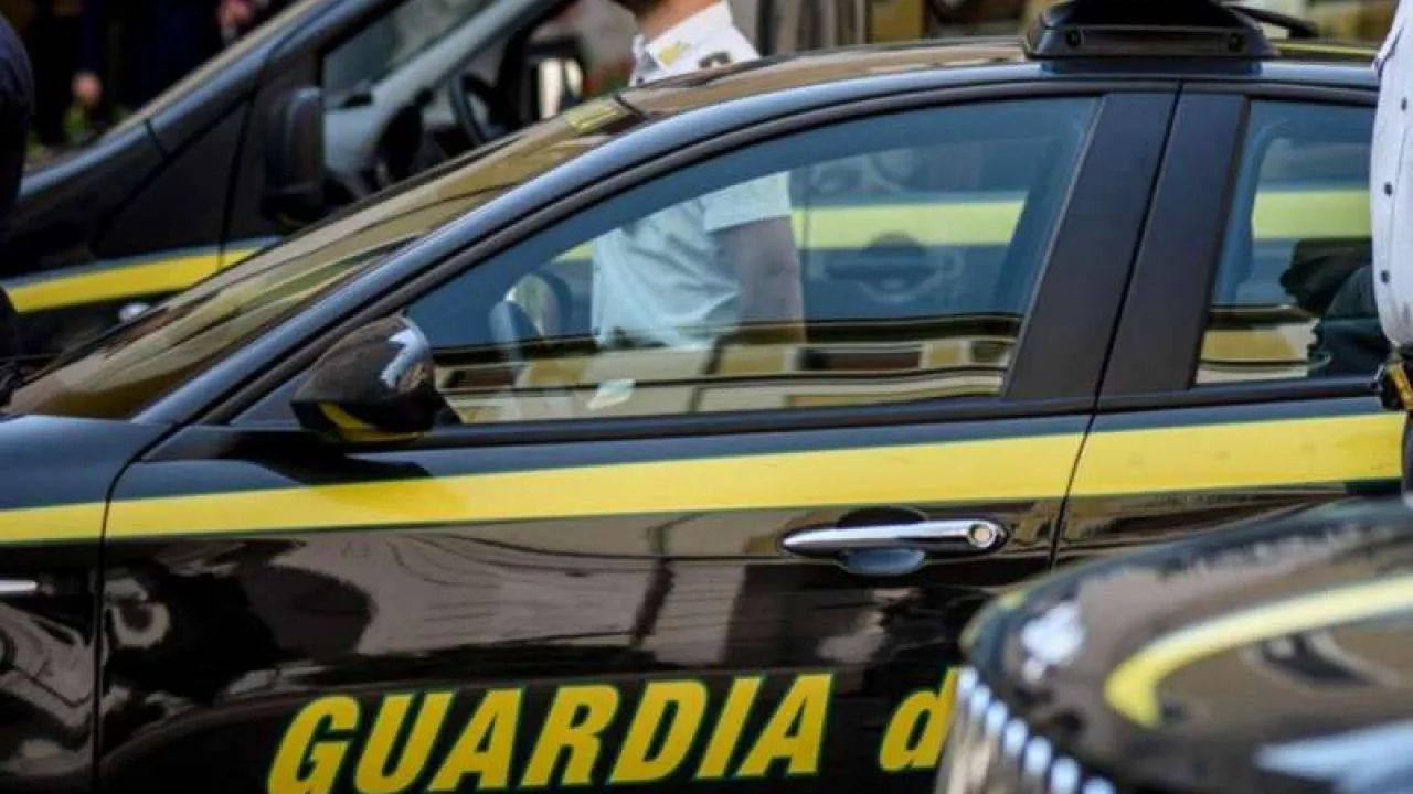 Droga a Civitavecchia nella borsa frigo: bloccato sull'autostrada un 22enne