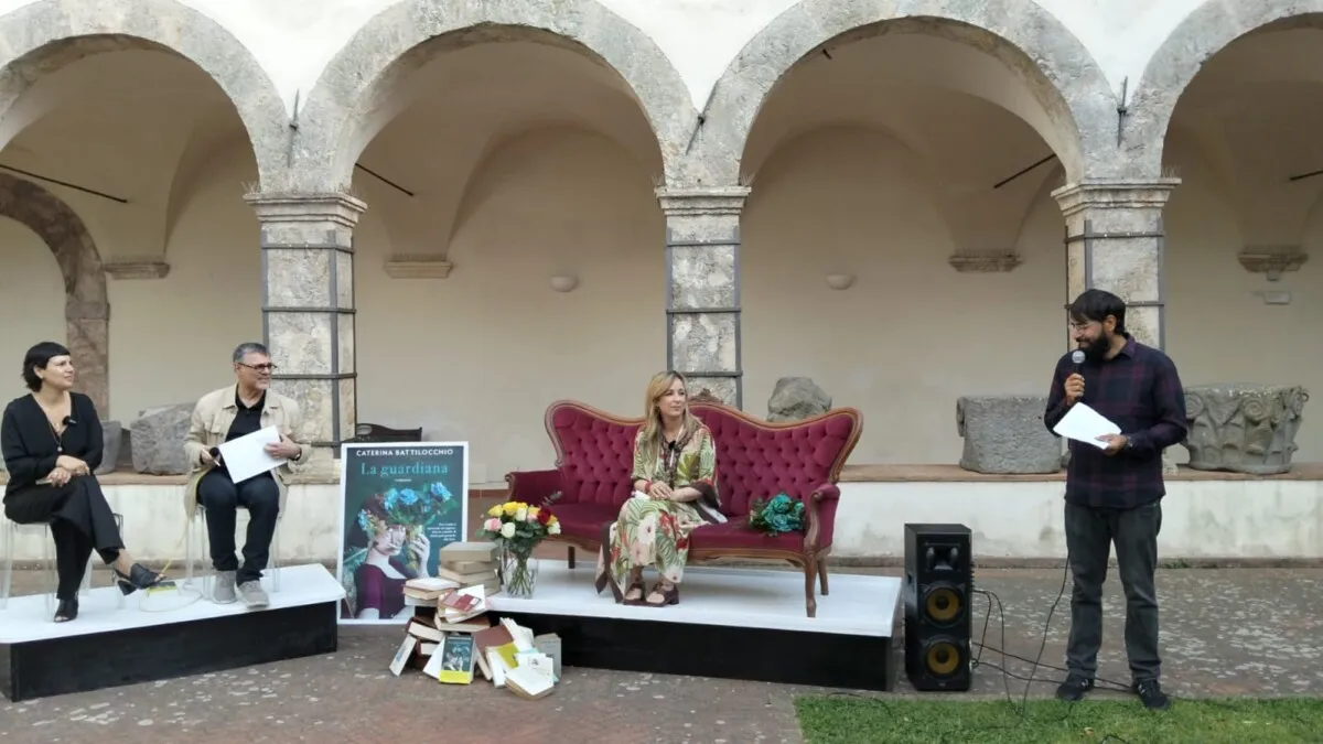 Libri, al Polo Culturale Tolfa abbraccia la scrittrice Caterina Battilocchio • Terzo Binario News