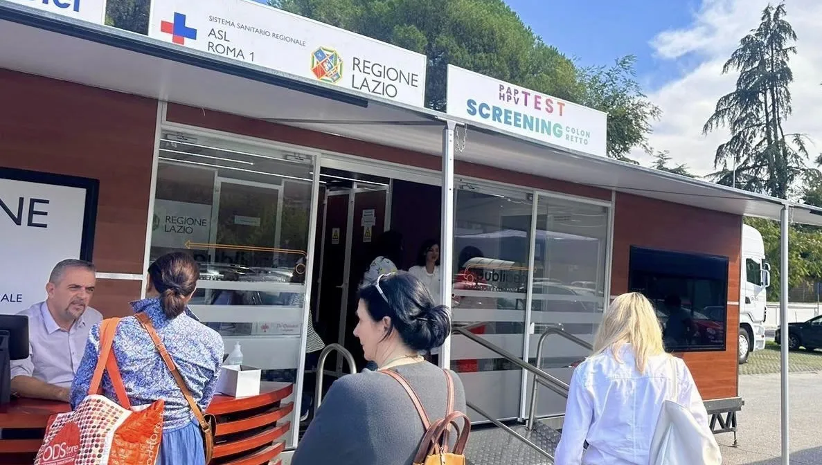 La prevenzione fa tappa in parrocchia: a Roma il camper della Asl davanti alla chiesa per screening gratis